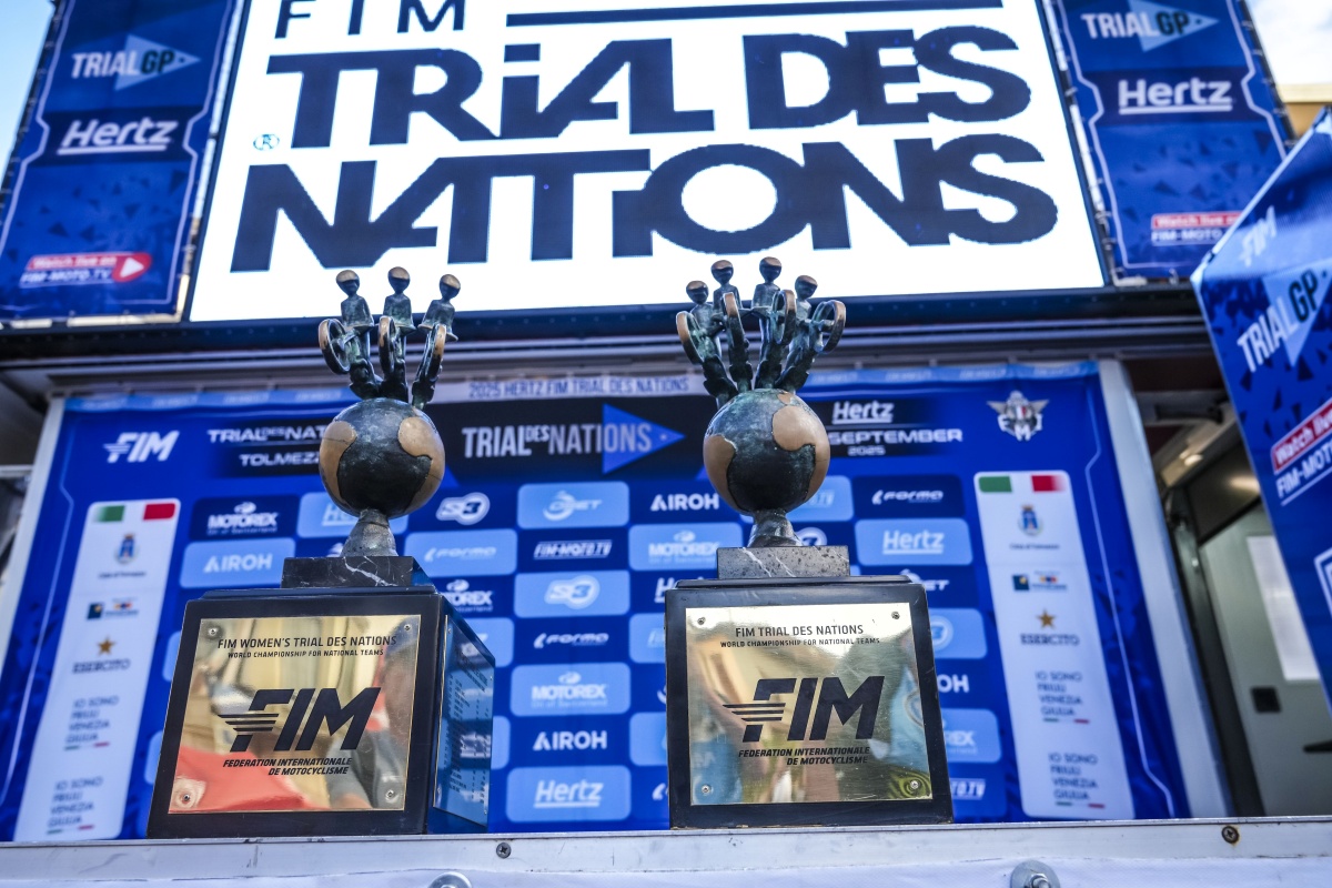 FIM Trial des Nations 2025 Bühne mit Pokalen der FIM Women's Trial des Nations und der FIM Trial des Nations 2025