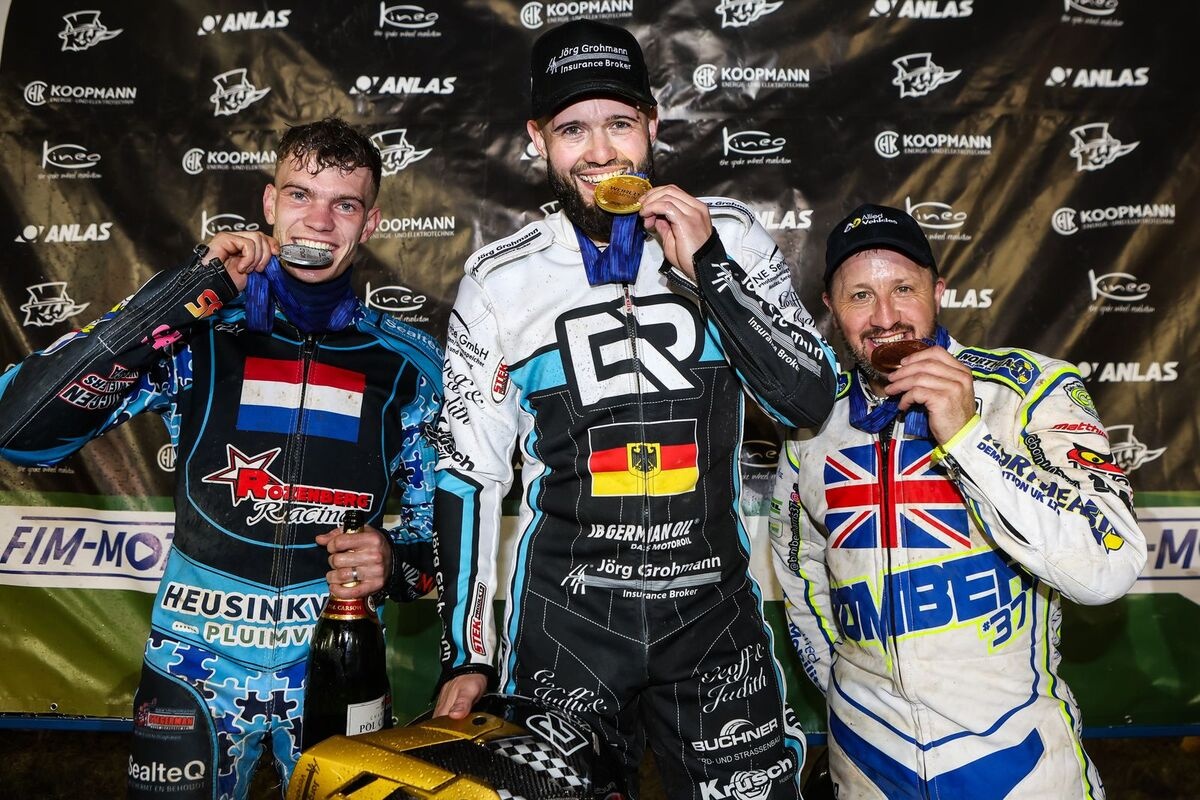 Erik Riss, FIM Long Track World Champion 2026 Erik Riss (Mitte) feiert seinen dritten Langbahn-WM-Titel gemeinsam mit Vizeweltmeister Dave Meijerink (links) und dem WM-Dritten Chris Harris (rechts).