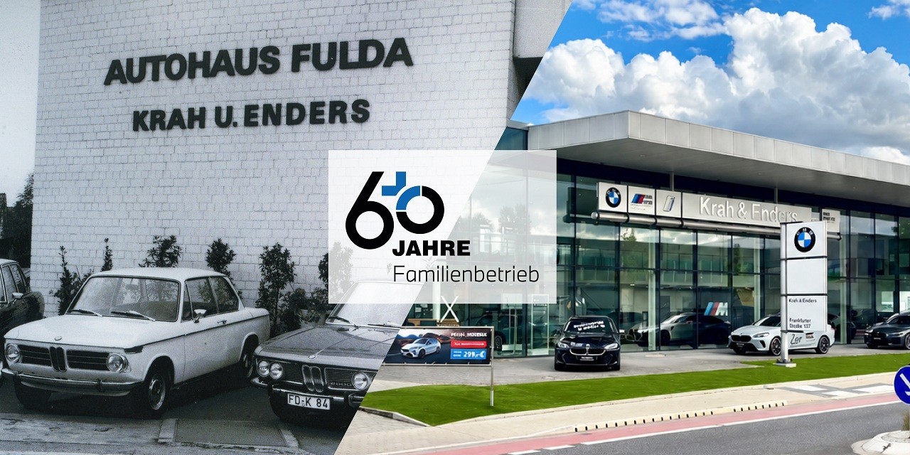 Historische und aktuelle Aufnahme des Autohauses Krah + Enders in Fulda zum 60-jährigen Firmenjubiläum. Links sind zwei klassische BMW-Fahrzeuge vor dem früheren Autohausgebäude zu sehen, rechts das moderne Autohaus mit BMW-Fahrzeugen und dem Jubiläumslogo „60 Jahre Familienbetrieb“.