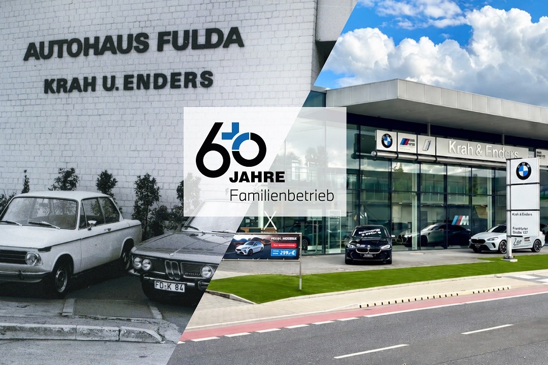 60 Jahre Familienbetrieb - Autohaus Fulda Krah u. Enders Historische und aktuelle Aufnahme des Autohauses Krah + Enders in Fulda zum 60-jährigen Firmenjubiläum. Links sind zwei klassische BMW-Fahrzeuge vor dem früheren Autohausgebäude zu sehen, rechts das moderne Autohaus mit BMW-Fahrzeugen und dem Jubiläumslogo „60 Jahre Familienbetrieb“.