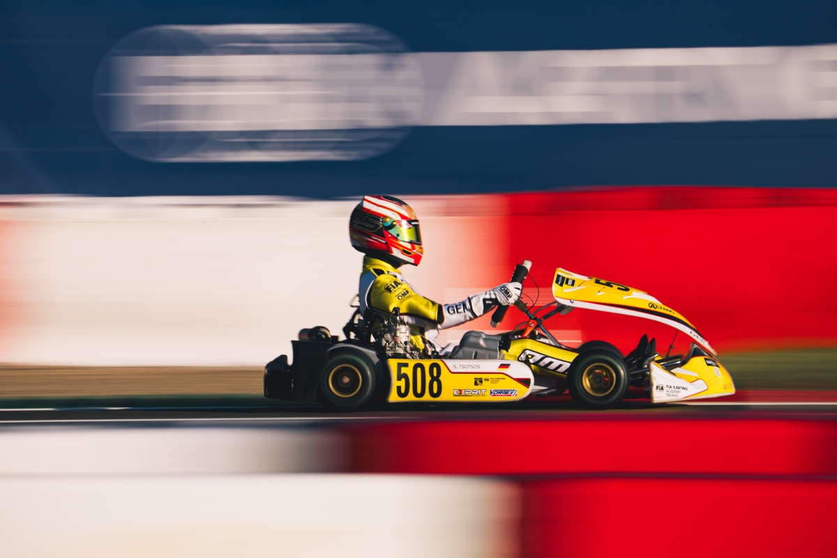 Stavros Tsotsos Francia im gelben Kart mit der Startnummer 508 auf der Rennstrecke in Viterbo, seitlich aufgenommen vor bewegungsunscharfem Hintergrund.